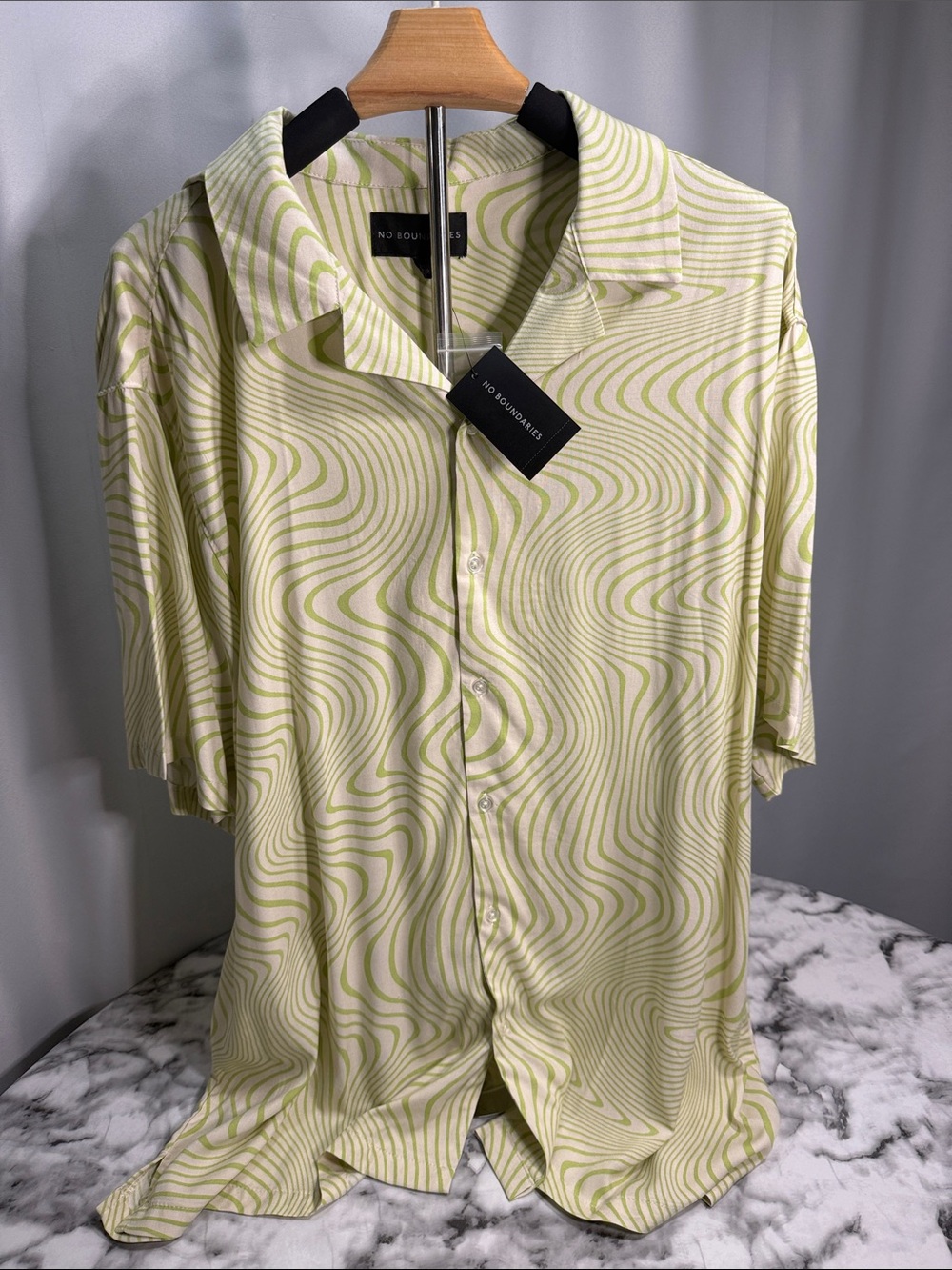 No Boundaries Men's Short Sleeve Button-Up Shirt in Light Green and Cream Swirl